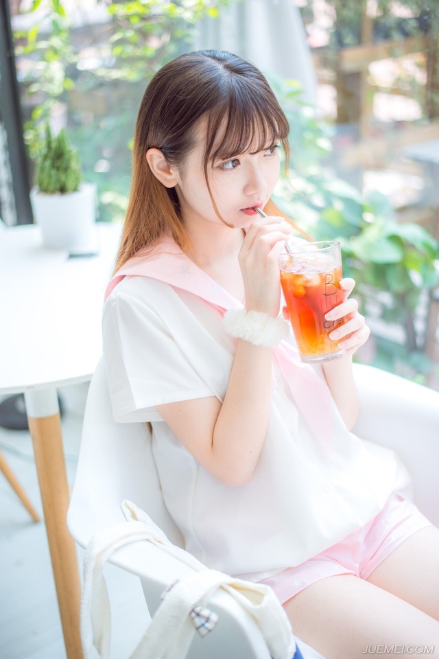 “好，好！”管家见孟达终于松口，忙不迭的点头答应一声，在孟达的带领下，两人一前一后一直走出成都。